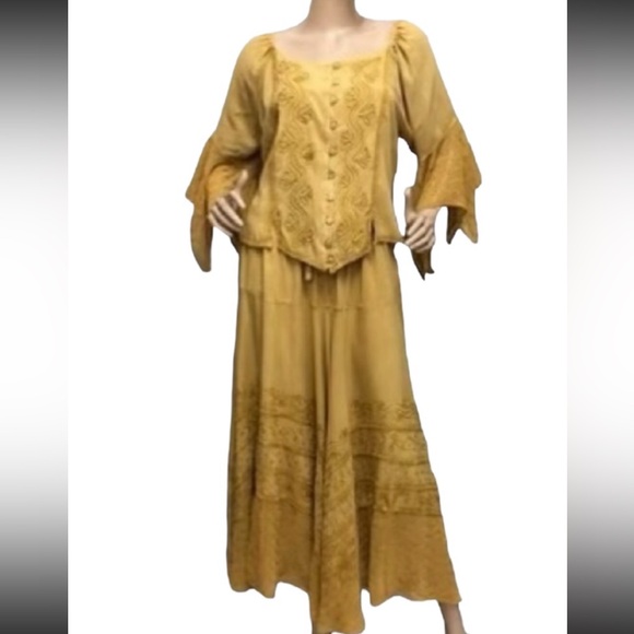 LAPOGEE Dresses & Skirts - LAPOGEE SKIRT and BLOUSE SET.   CL/GR 14.   DD07